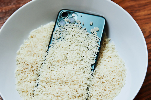 cách hút ẩm điện thoại bằng gạo